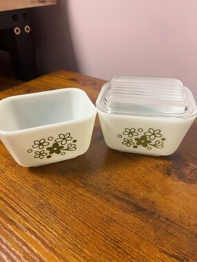 Vintage Pyrex Spring Blossom Crazy Daisy refrigerator dish set of two.